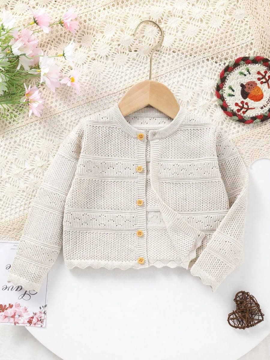 Cardigã Infantil de Tricô TinySteps: Suavidade e Estilo Clássico para Meninas com Toque Vintage