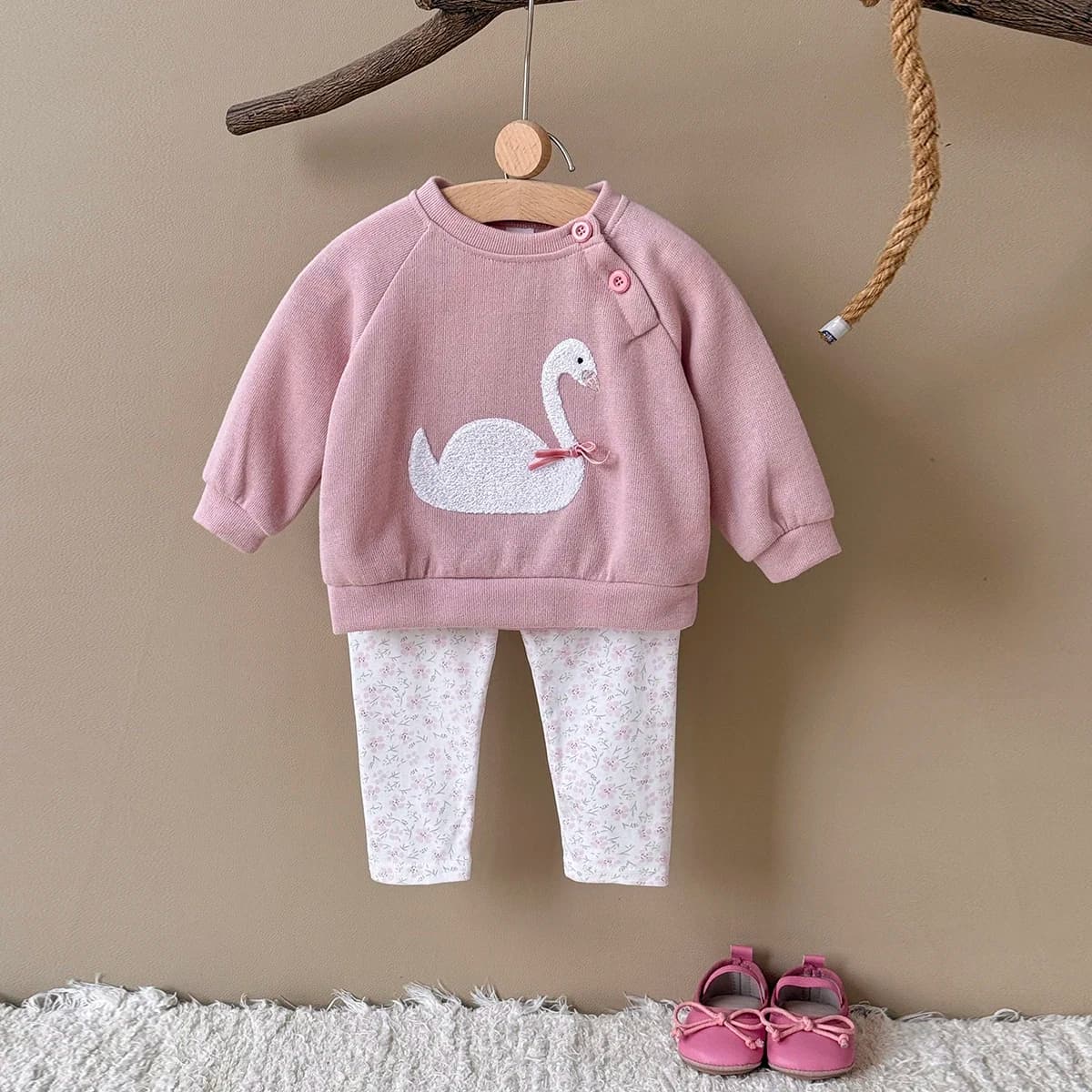 Conjunto Bebê Menina Cisne Fofo TinySteps: Moletom Rosa e Leggings Florais Algodão Confortável