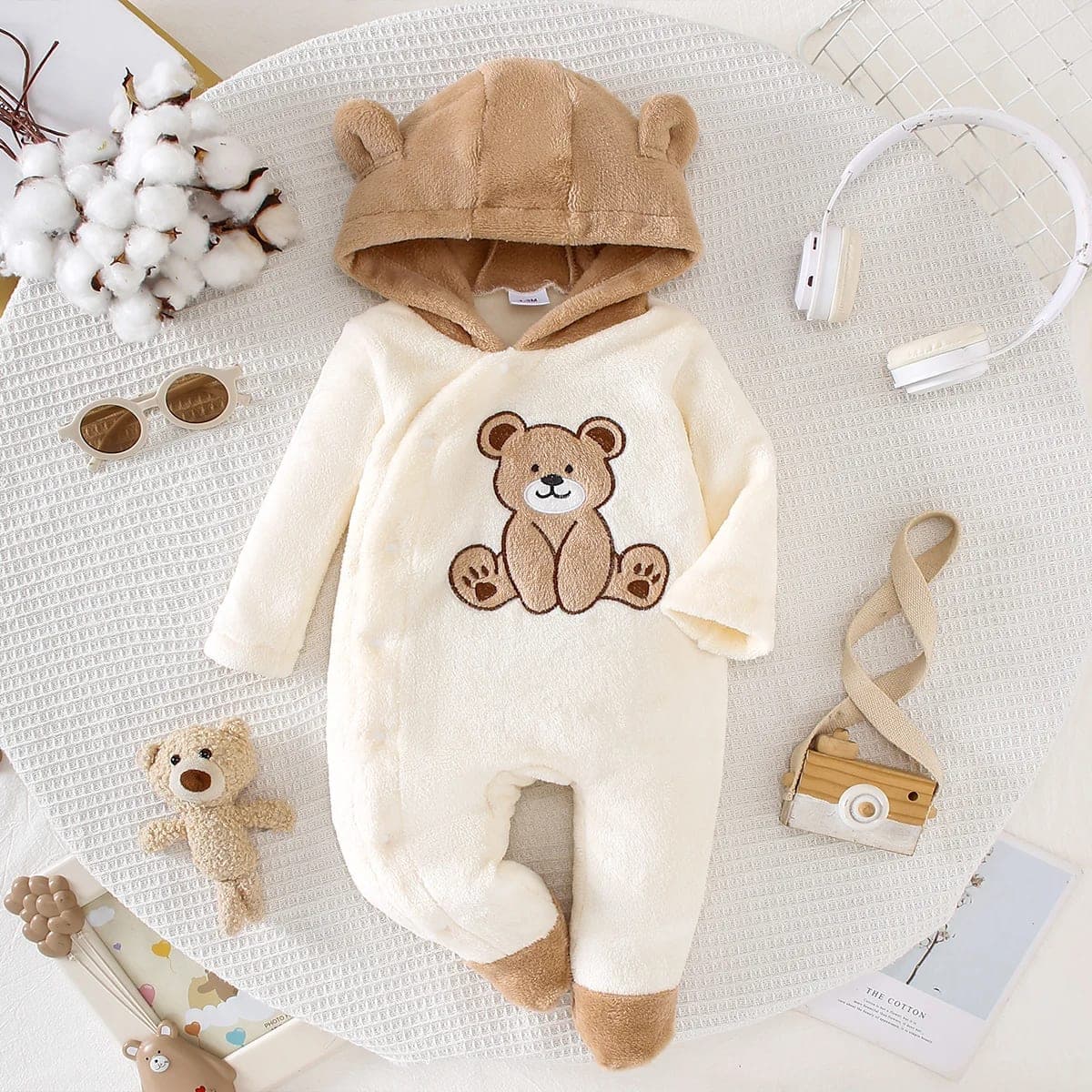 Macacão Bebê Ursinho de Pelúcia com Capuz e Pezinhos TinySteps – Aconchego Quentinho para Inverno