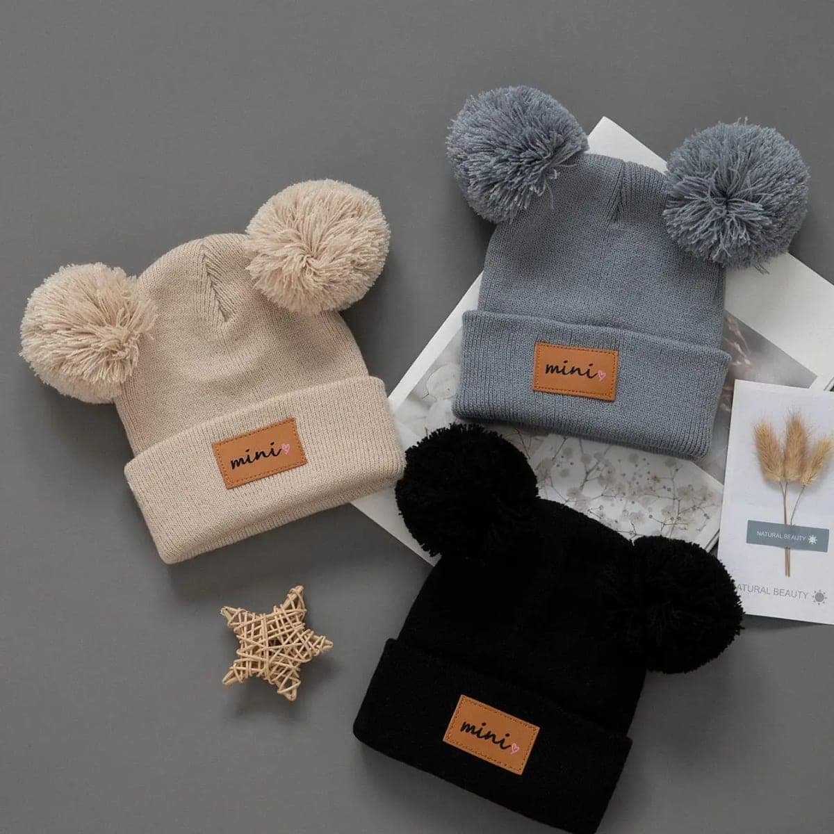 Kit 3 Gorros de Malha TinySteps com Pompom para Bebês e Crianças de 0 a 3 Anos – Quentinho e Fofo — imagem 1