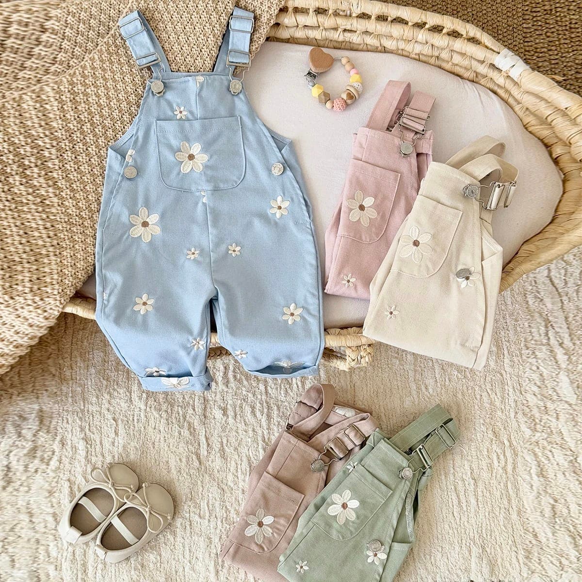 Macacão Bebê Verão Bordado Floral Sem Mangas Unissex com Bolsos TinySteps – Conforto e Estilo para Meninos e Meninas