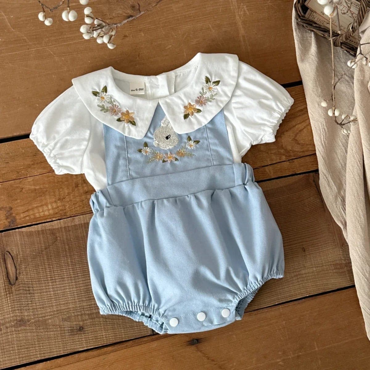 Camiseta Bebê Menina Algodão Bordado Floral com Gola Boneca | Manga Curta para Verão TinySteps