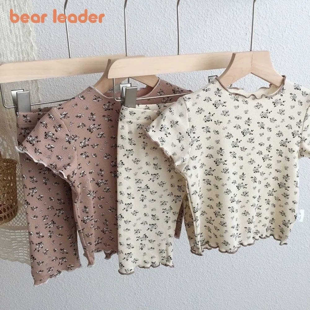 Conjunto Infantil Floral de Verão TinySteps: Blusa Leve e Calça Estampada para Meninas Brincarem com Conforto
